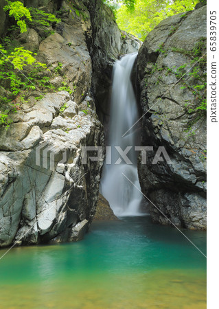 著名的瀑布一野香山梨市 65839705