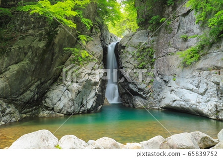 The famous waterfall Ichino Kama Yamanashi city 65839752