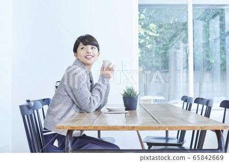 young woman      65842669