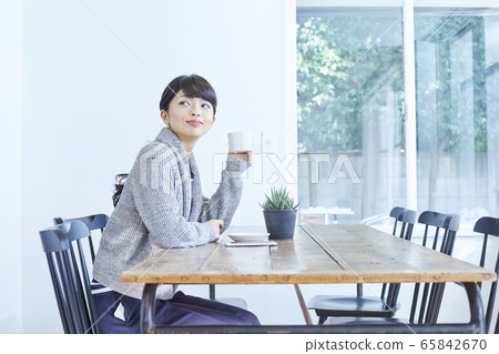 young woman      65842670