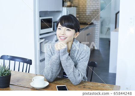 young woman      65844248