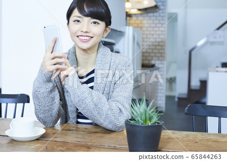 年輕的女士 65844263