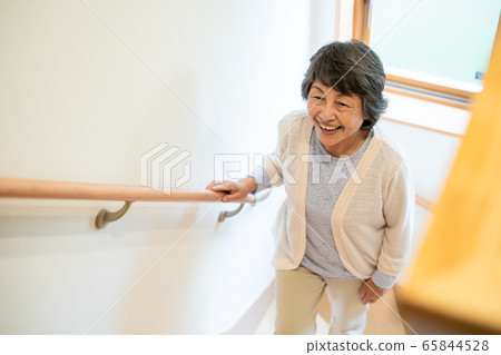 上升台階的資深女性年長老人 65844528