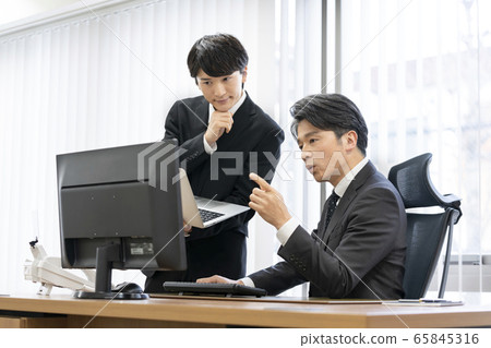 商業場景:年輕而經驗豐富的形象 商業場景:年輕而經驗豐富的形象 65845316