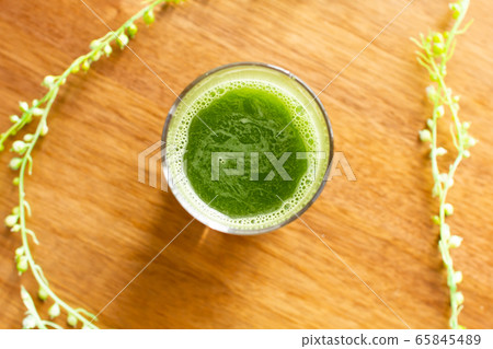 Green juice of young barley 65845489