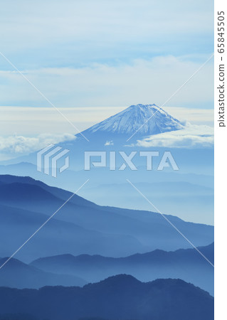 Scenery from Hokuto City, Yamanashi Prefecture (Mt. Fuji and mountains like sumi-e) 65845505