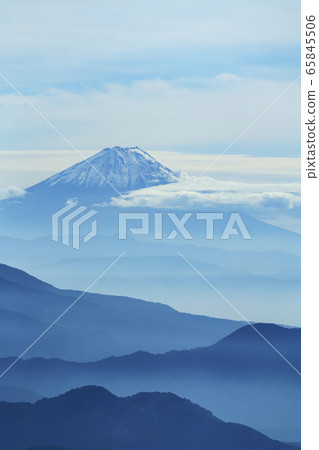 Scenery from Hokuto City, Yamanashi Prefecture (Mt. Fuji and mountains like sumi-e) 65845506