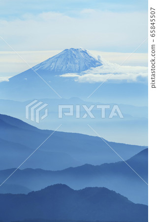 Scenery from Hokuto City, Yamanashi Prefecture (Mt. Fuji and mountains like sumi-e) 65845507
