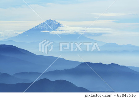 Scenery from Hokuto City, Yamanashi Prefecture (Mt. Fuji and mountains like sumi-e) 65845510