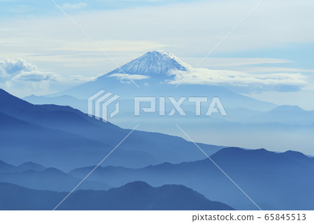 Scenery from Hokuto City, Yamanashi Prefecture (Mt. Fuji and mountains like sumi-e) 65845513