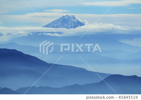 Scenery from Hokuto City, Yamanashi Prefecture (Mt. Fuji and mountains like sumi-e) 65845519