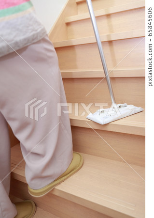 Quickle wiper (cleaning cleaning clean housework stairs dust indoors indoor flooring copy space) 65845606