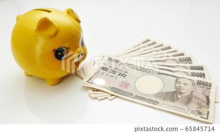 豬存錢罐和10張10,000日元的鈔票 豬存錢罐和10張10,000日元的鈔票 65845714