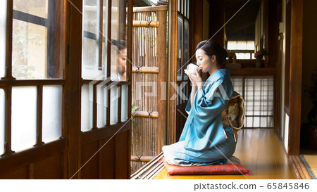 女人穿著和服喝茶 65845846