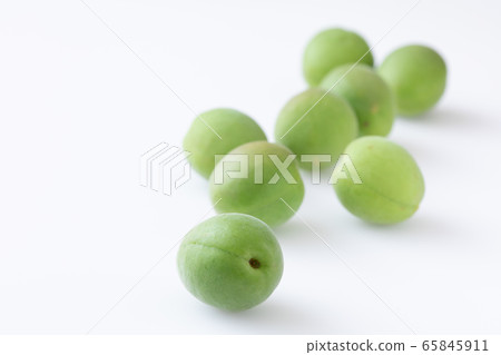 Ome: a lot of plums lined up 65845911