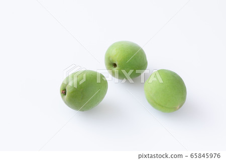 Ome with three plums lined up 65845976
