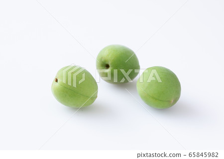 Ome with three plums lined up Ome with three plums lined up 65845982