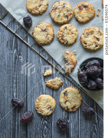 Shortbread with dates on a baking sheet  65846074