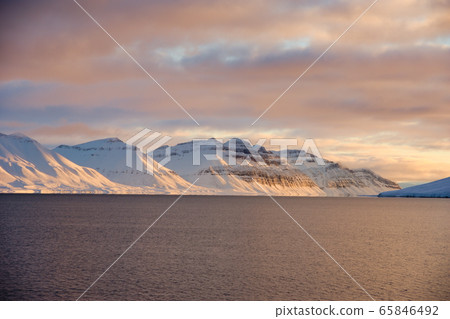 Arctic sunset 65846492