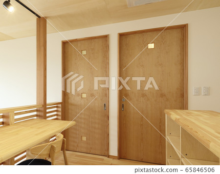 新房子的時尚二樓大廳形象 65846506