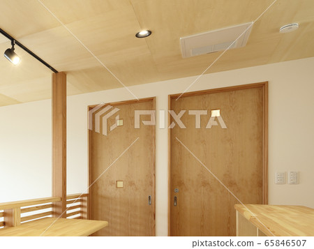 新房子的時尚二樓大廳形象 65846507