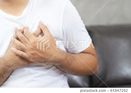 A man with a heart attack 65847202