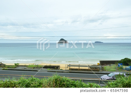 Sanin Main Line car window and surrounding scenery 65847598