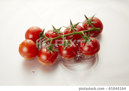 簇絨的西紅柿在水中浸泡 65848164
