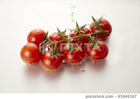 Tufted tomatoes soaked in water 65848167