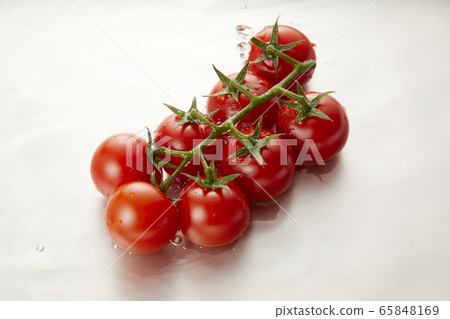 簇絨的西紅柿在水中浸泡 65848169