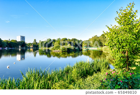 Pond "Schlossteich" in Chemnitz (Germany) in the morning sun 65849810
