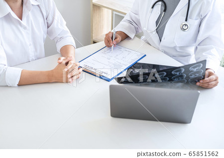 Professor Doctor having conversation with patient 65851562