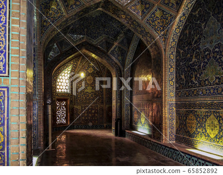 Isha Isfahan "Shaif Letoufla Mosque" / Isfahan, Iran 65852892