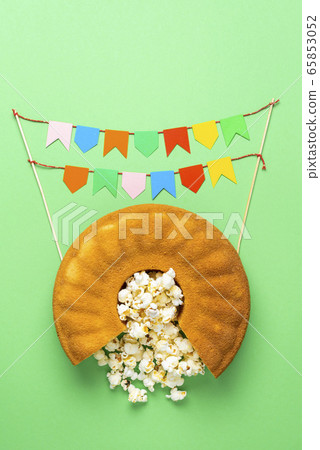 Cornmeal cake with popcorn and party flags. Festa Cornmeal cake with popcorn and party flags. Festa 65853052
