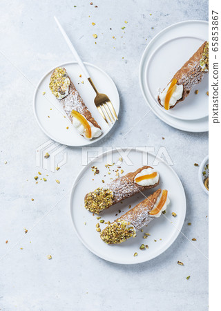 Traditional italian dessert cannoli siciliani 65853867