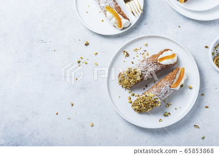 Traditional italian dessert cannoli siciliani 65853868