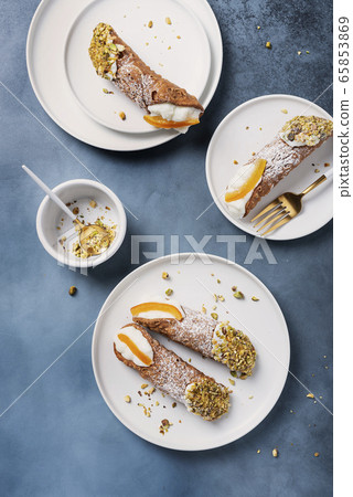 Traditional italian dessert cannoli siciliani 65853869