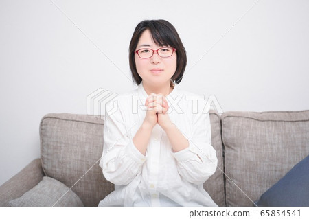 A woman who apologizes 65854541