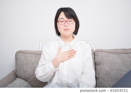 握她的在她的胸口的婦女手 握她的在她的胸口的婦女手 65854551