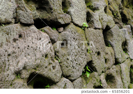 石頭上無數的圓孔 石頭上無數的圓孔 65856201