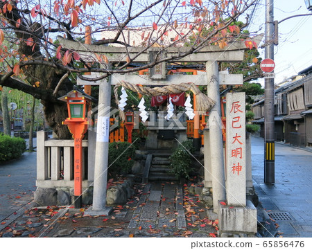 Autumn landscape at Gion Shirakawa Tatsumi Bridge 65856476