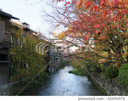 Autumn landscape at Gion Shirakawa Tatsumi Bridge 65856478