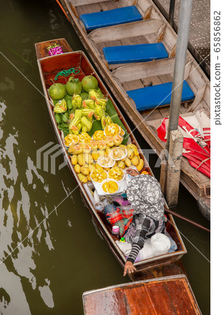 Damnoen Saduak floating market in Ratchaburi near Bangkok, Thailand 65856862