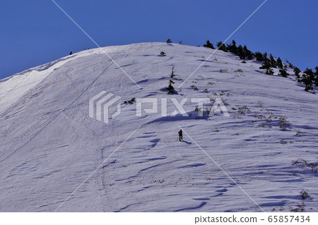 登山者攀登八甲山三岳 65857434
