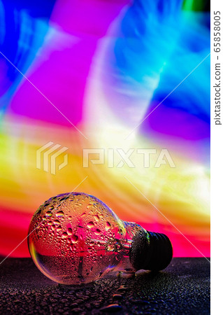 [Photo] Light bulb wet with water 65858005