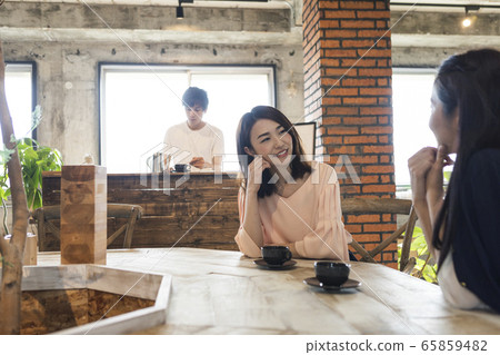 休息在咖啡館的婦女 65859482
