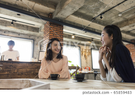 休息在咖啡館的婦女 休息在咖啡館的婦女 65859483