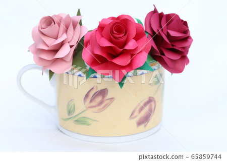摺紙製成的玫瑰花朵 摺紙製成的玫瑰花朵 65859744