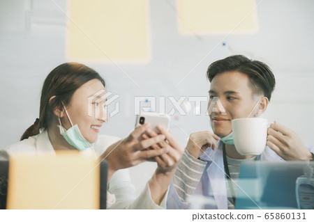 Cute scene moment - Doctor and nurse talking to Cute scene moment - Doctor and nurse talking to 65860131