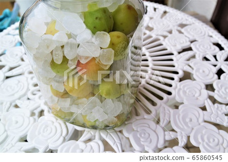 Bottled sugar plum making Ume sugar plum material background 65860545